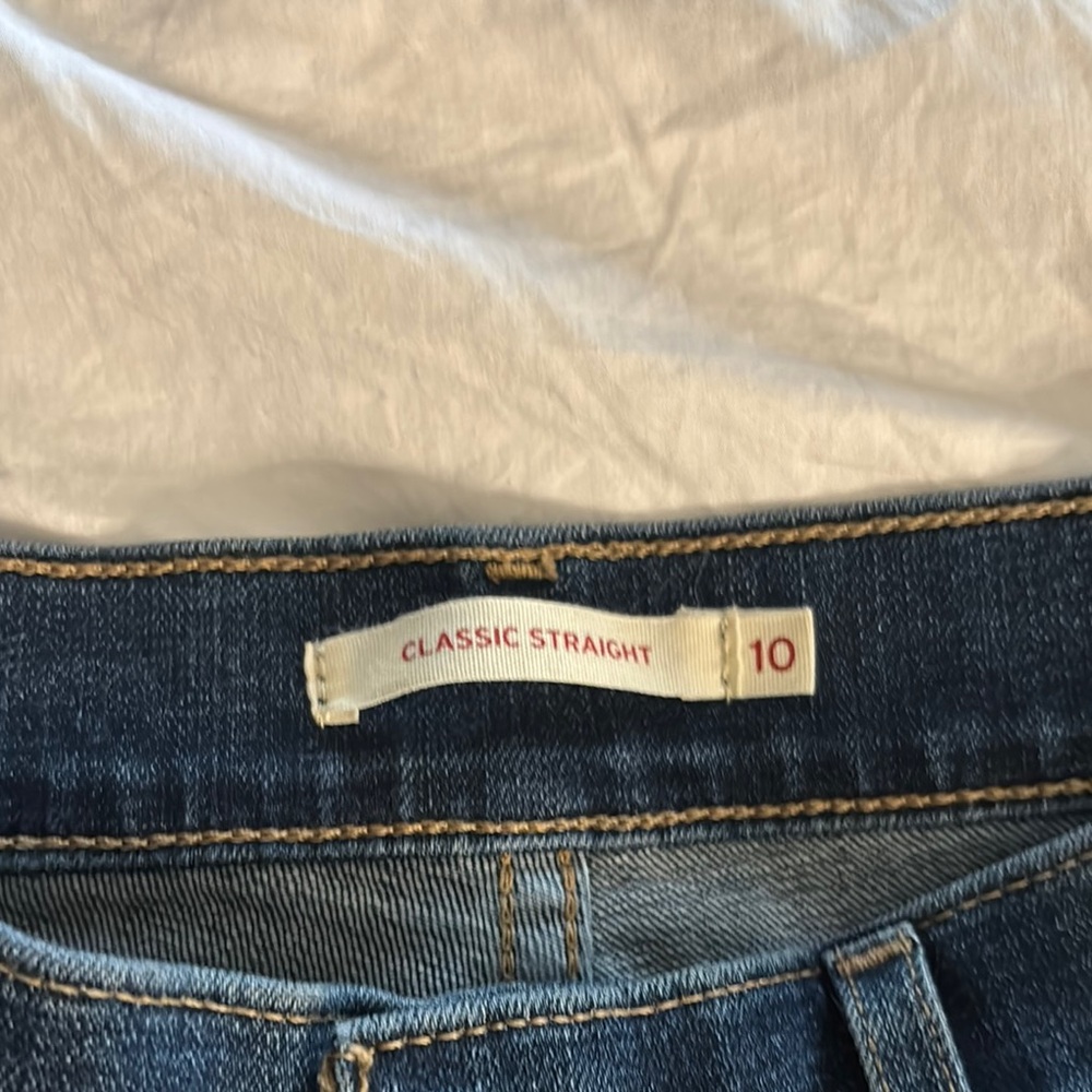 Levi’s Classic Str  Jeans
Super flattering easy fit mid rise med wash size 10